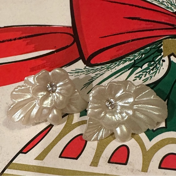 Vintage Faux Pearl Celluloid Molded Flower Clip Earrings Rhinestone Bridgerton - Picture 1 of 6